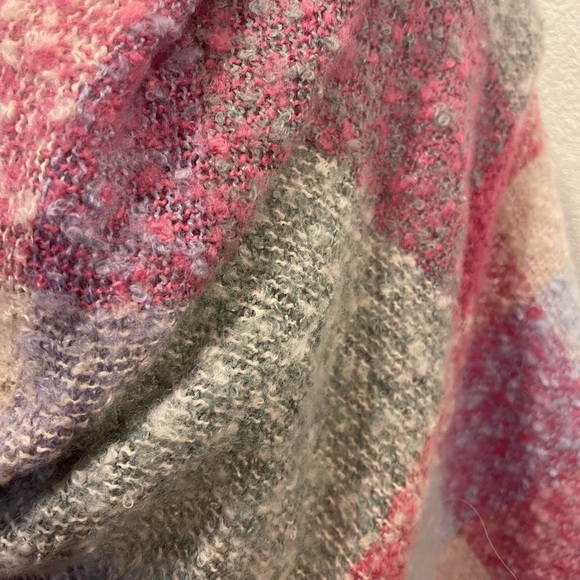 NWT Greenpoint large wrap with vintage pin - Picture 4 of 6